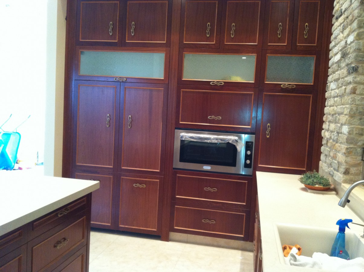 מטבח בסגנון כפרי מעץ ופורניר