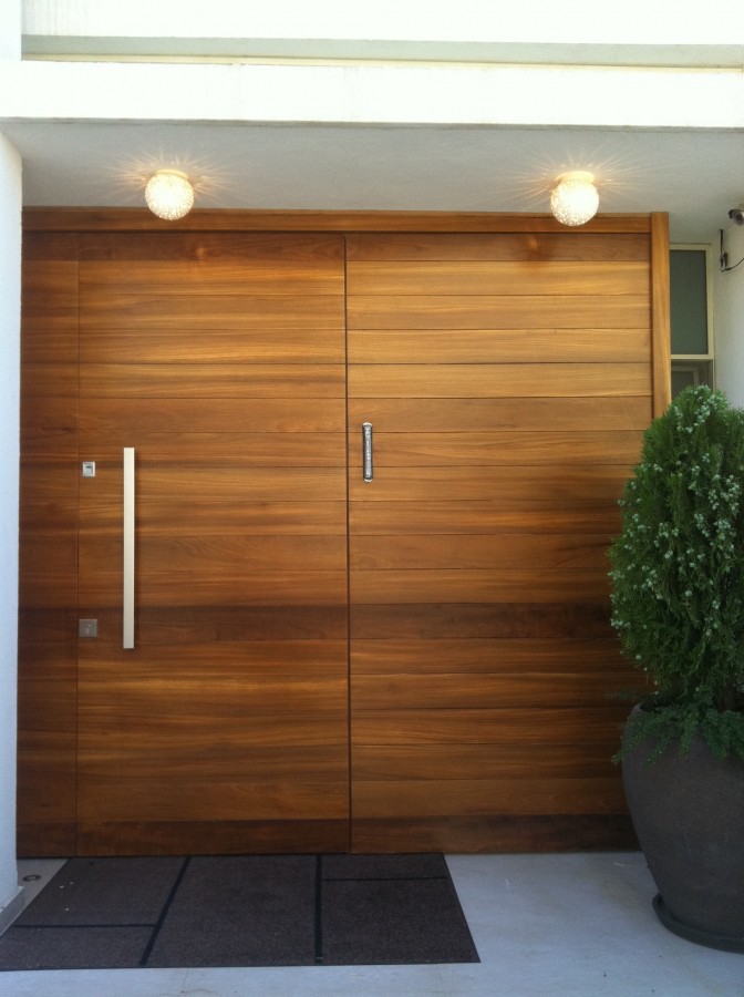 דלת כניסה מעוצבת מעץ מלא, טיק, פסי רוחב