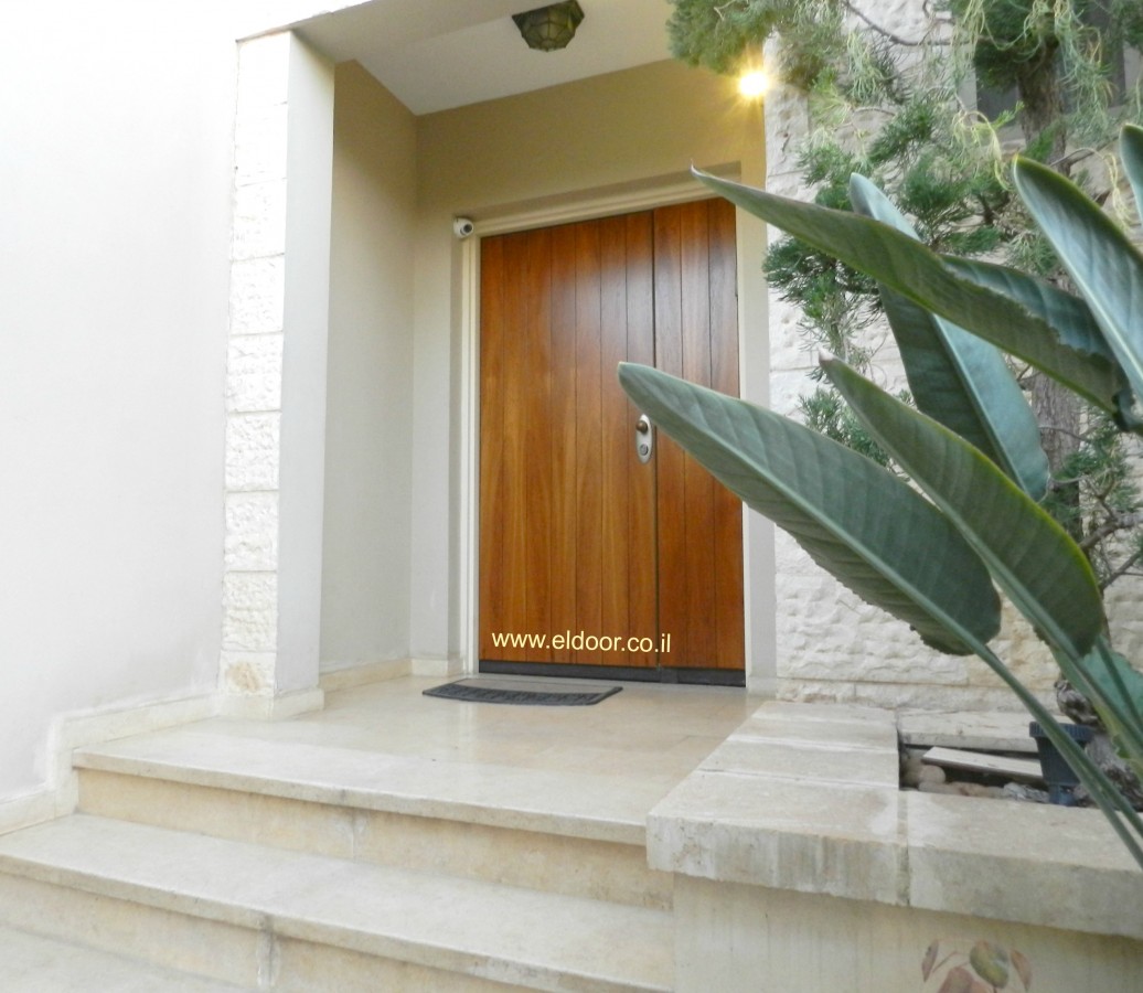 דלת כניסה מעוצבת בעץ טיק, ציפוי דלת כניסה, ציפוי דלת פלדה, ציפוי פלדלת, דלתות כניסה מעוצבות בעץ