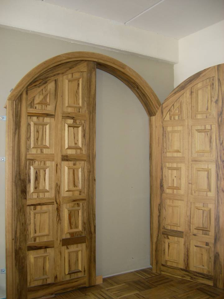 דלת כניסה דו כנפית עץ אגוז אפריקאי מלא, דלתות כניסה מעוצבות מעץ, ציפוי דלתות בטחון בעץ ופורניר